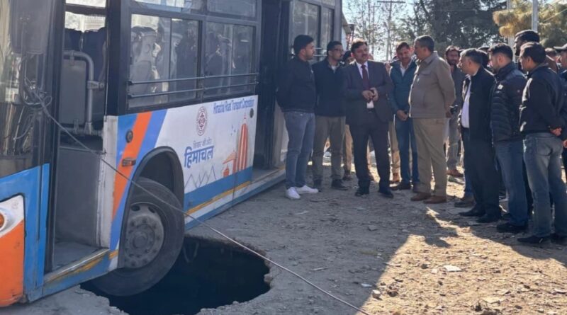 Bhattakufar Tunnel Work Halted After Road Cave-In Sparks Safety Fears in Shimla Bhattakufar Tunnel Work Halted After Road Cave-In Sparks Safety Fears in Shimla HIMACHAL HEADLINES