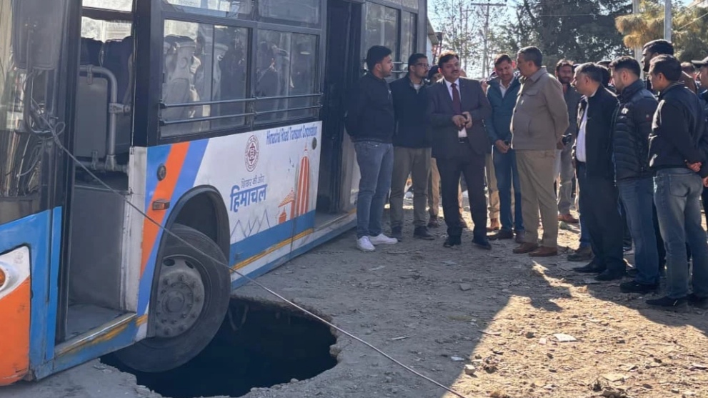 Homes on Shaky Ground: GSI team reaches Bhattakufar in Shimla Homes on Shaky Ground: GSI team reaches Bhattakufar in Shimla HIMACHAL HEADLINES