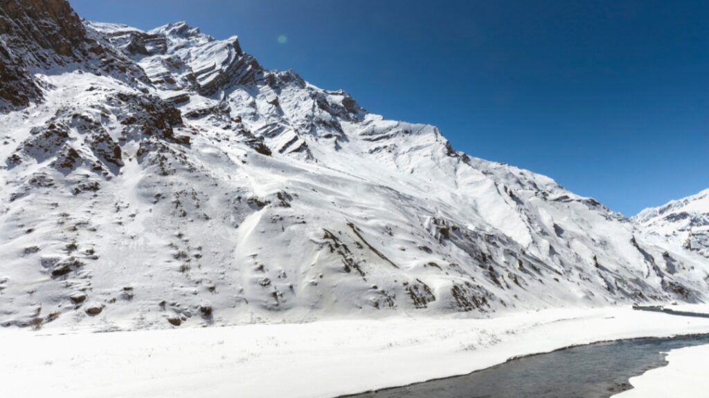 Winter Wonderland : Manali and Lahaul Drape Themselves in Snow, Tourists Rejoice HIMACHAL HEADLINES