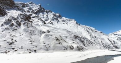 Winter Wonderland : Manali and Lahaul Drape Themselves in Snow, Tourists Rejoice HIMACHAL HEADLINES