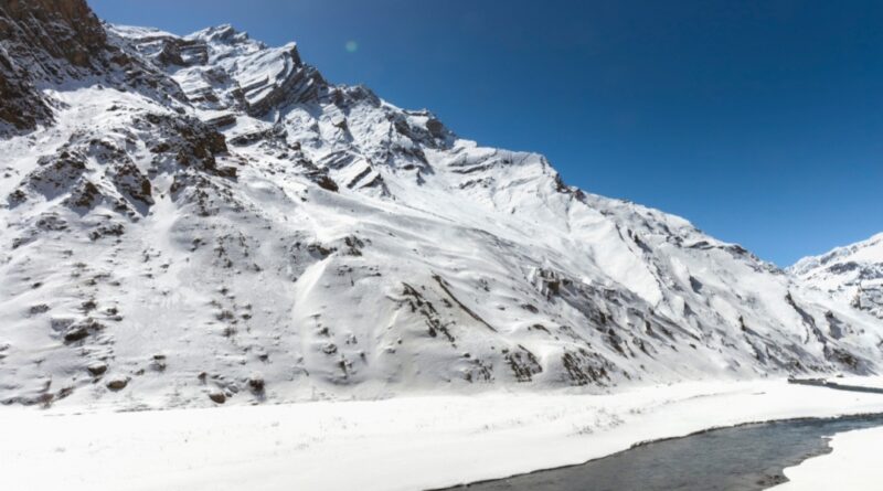 Winter Wonderland : Manali and Lahaul Drape Themselves in Snow, Tourists Rejoice HIMACHAL HEADLINES