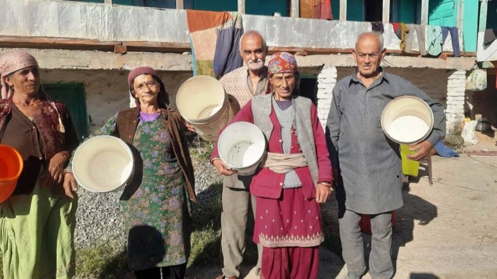Even after 78 years of independence, the people of Juggar village are forced to carry water. HIMACHAL HEADLINES