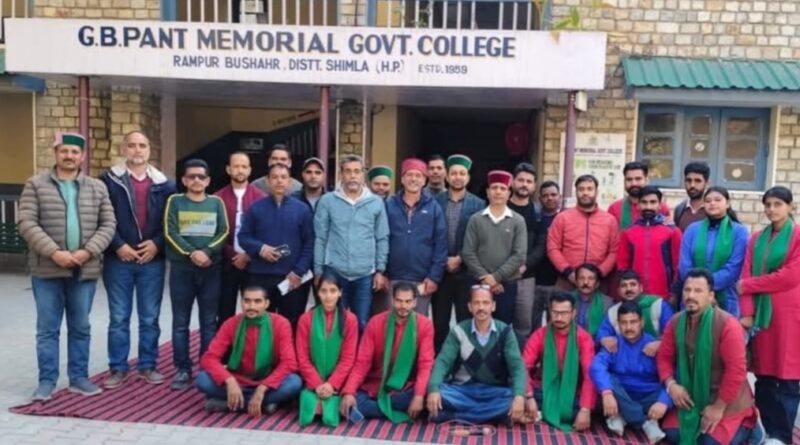 The message of drug de-addiction was given in Rampur College through the art troupe HIMACHAL HEADLINES