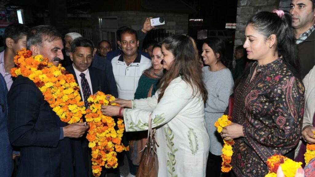 CM Sukhu accorded warm welcome on his arrival at Dharamshala CM Sukhu accorded warm welcome on his arrival at Dharamshala HIMACHAL HEADLINES