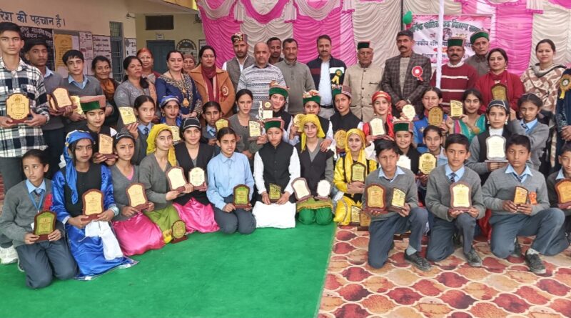 Meritorious students honored at the annual function in Peeran School HIMACHAL HEADLINES