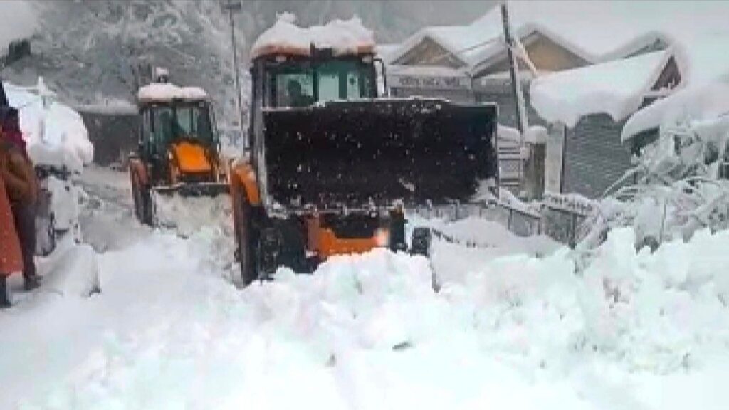 Himachal’s Road Warriors Battle to Reopen 535 Snow-Blocked Routes HIMACHAL HEADLINES