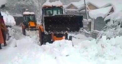 Snowfall continues in Kufri - nearly two and a half feet of snow recorded till 4 pm HIMACHAL HEADLINES