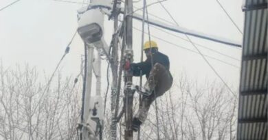 Braving the Storm: HPSEB Teams Work Tirelessly to Restore Electricity Amid Heavy Snow HIMACHAL HEADLINES