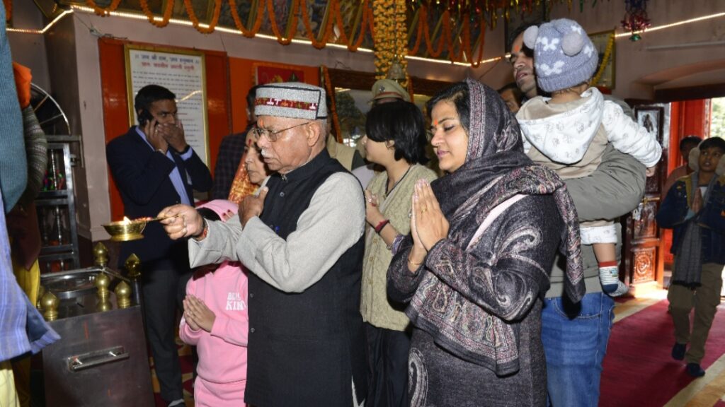 Governor Shukla offers prayers at Hanumaan temple, Jakhu HIMACHAL HEADLINES