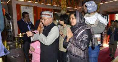 Governor Shukla offers prayers at Hanumaan temple, Jakhu HIMACHAL HEADLINES