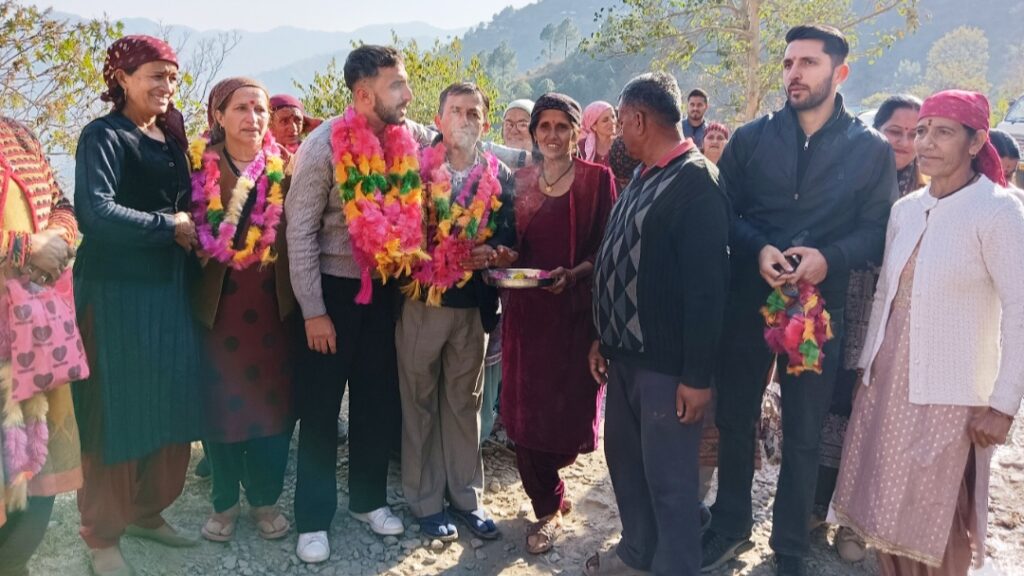 Lieutenant Rajat was welcomed with garlands upon reaching his ancestral village Peeran HIMACHAL HEADLINES