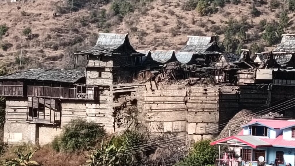 Damaged pieces of the deity Junga were found during the removal of debris from the palace Damaged pieces of the deity Junga were found during the removal of debris from the palace HIMACHAL HEADLINES