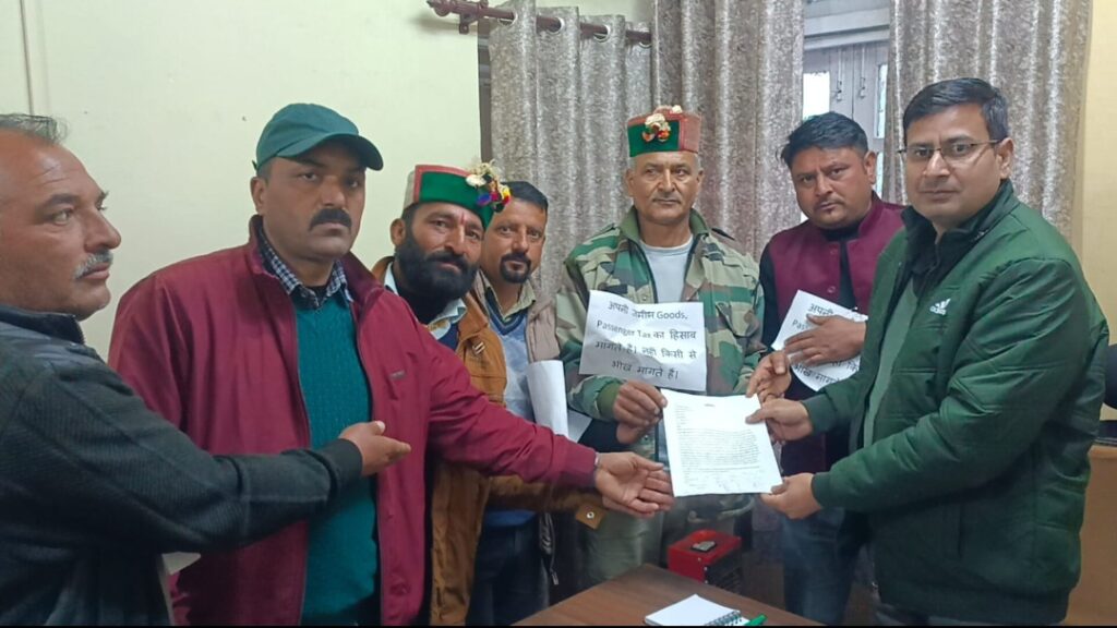 People's anger erupted over the poor condition of the Dhamoon-Habban road HIMACHAL HEADLINES