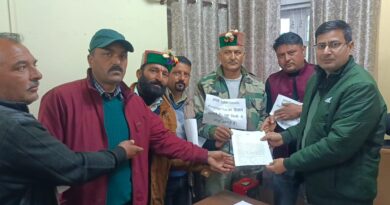 People's anger erupted over the poor condition of the Dhamoon-Habban road HIMACHAL HEADLINES