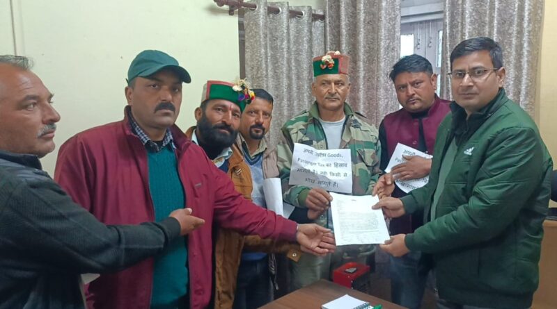 People's anger erupted over the poor condition of the Dhamoon-Habban road HIMACHAL HEADLINES