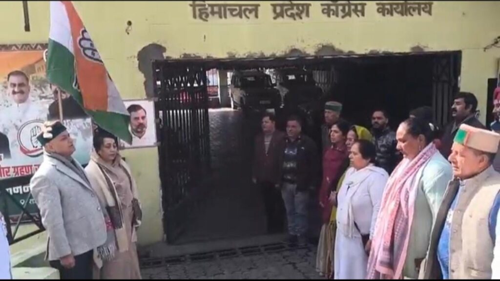 Mayor Surendra Chauhan hoisted the national flag at Rajiv Bhawan HIMACHAL HEADLINES