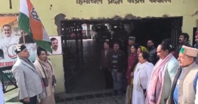 Mayor Surendra Chauhan hoisted the national flag at Rajiv Bhawan HIMACHAL HEADLINES