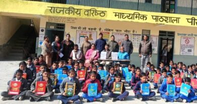 Harichand Sharma distributed 800 notebooks free of cost to 120 students at Peeran School HIMACHAL HEADLINES