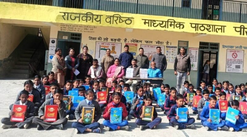Harichand Sharma distributed 800 notebooks free of cost to 120 students at Peeran School HIMACHAL HEADLINES
