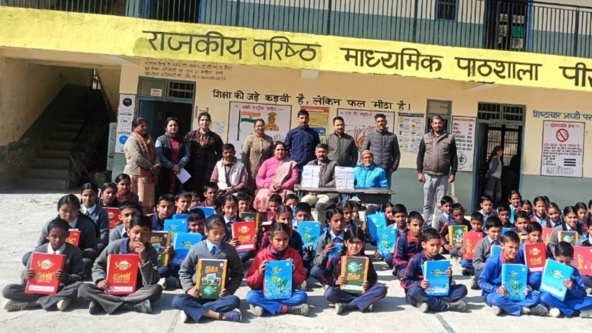 Harichand Sharma distributed 800 notebooks free of cost to 120 students at Peeran School Harichand Sharma distributed 800 notebooks free of cost to 120 students at Peeran School HIMACHAL HEADLINES