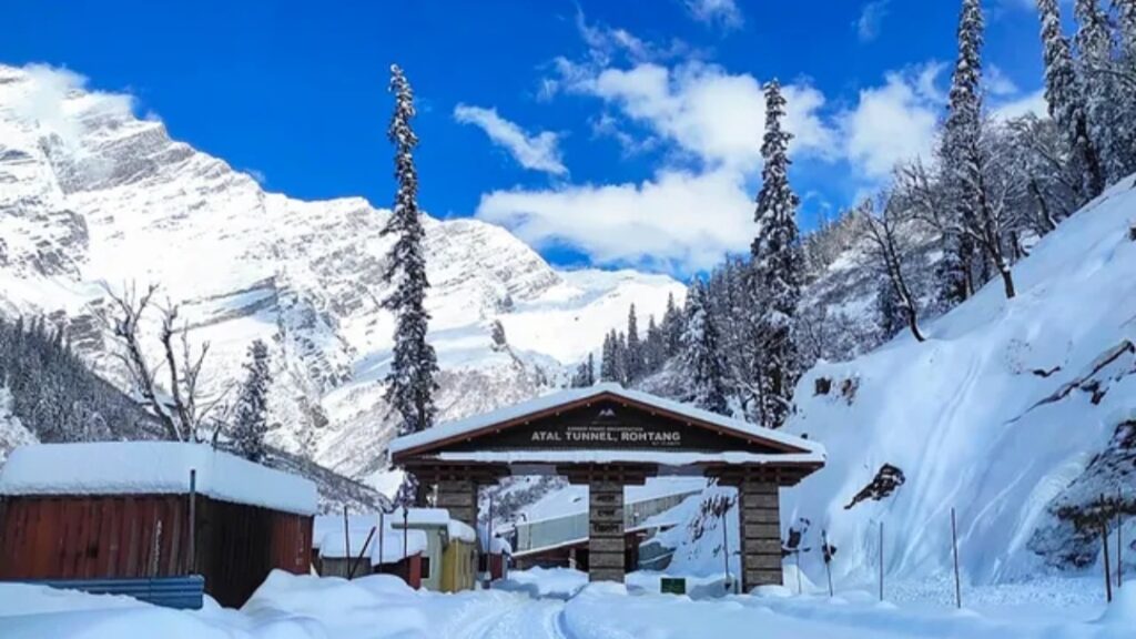 Heavy Snowfall Near Atal Tunnel Leaves Tourists Stranded HIMACHAL HEADLINES