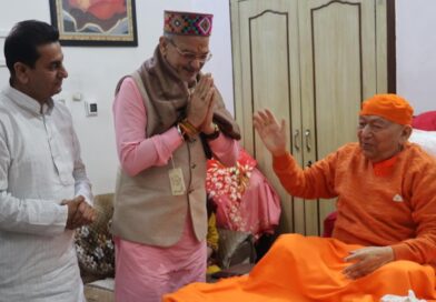 Governor  Kavinder Gupta visits Swami Ram Swaroop Yogacharya at Ved Ashram, Kangra