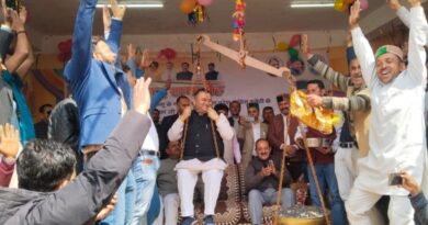 Himachal Congress Committee President Vinay Kumar was weighed with coins as a mark of public gratitude HIMACHAL HEADLINES