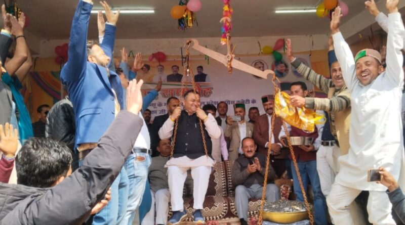 Himachal Congress Committee President Vinay Kumar was weighed with coins as a mark of public gratitude HIMACHAL HEADLINES
