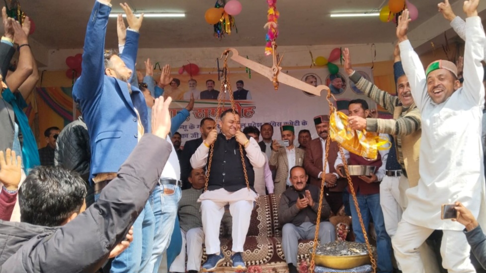 Himachal Congress Committee President Vinay Kumar was weighed with coins as a mark of public gratitude HIMACHAL HEADLINES