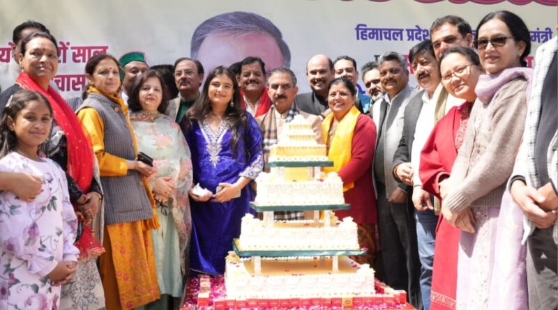 Sukhu marks his 62nd  Birthday with Green initiative, plants a ‘Chinar’ sapling