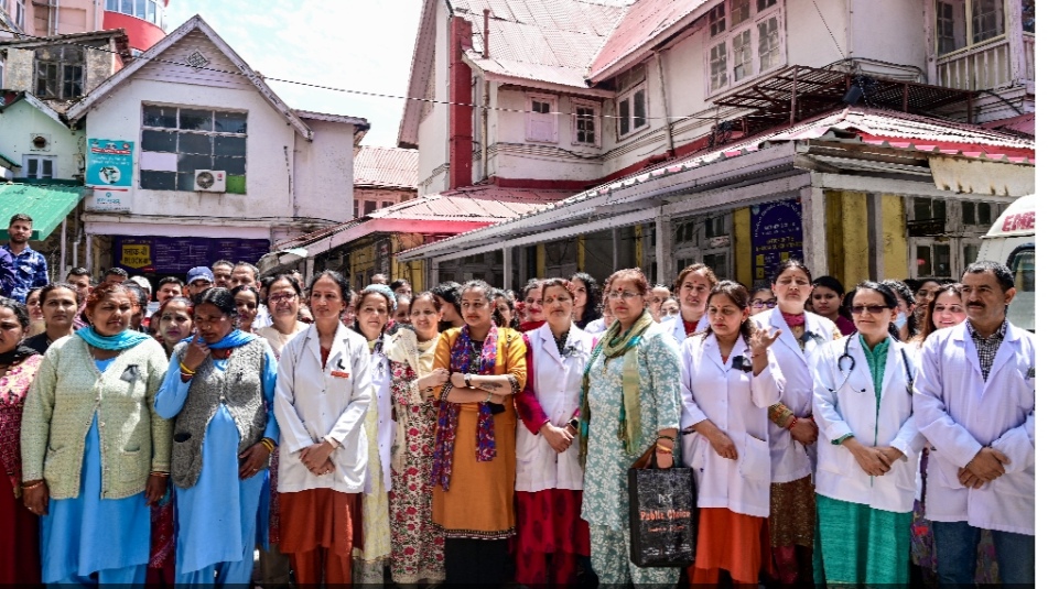 Health Staff Step Up Protest Against Shifting of Gynaecology OPD from Kamla Nehru Hospital HIMACHAL HEADLINES