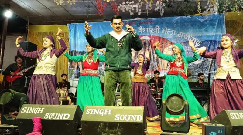 Youth danced to the songs of Arshpreet and Rajesh Tyagi at Rajgarh fair HIMACHAL HEADLINES