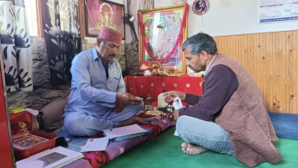 Shamsher has been providing free poison treatment for the past 17 years HIMACHAL HEADLINES