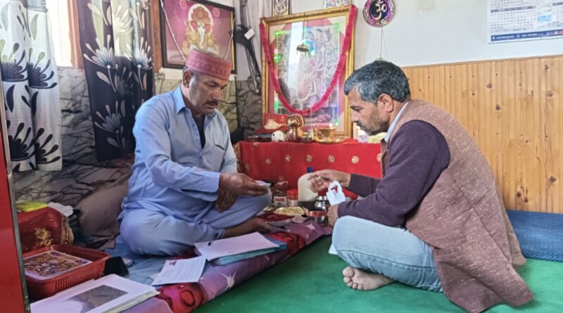 Shamsher has been providing free poison treatment for the past 17 years HIMACHAL HEADLINES