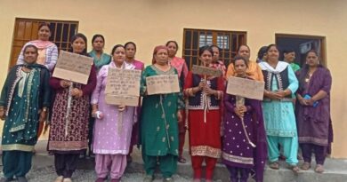 Women's group demanded an end to the illegal sale of liquor in the village HIMACHAL HEADLINES
