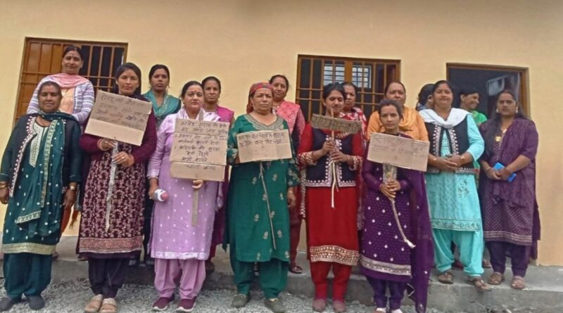 Women's group demanded an end to the illegal sale of liquor in the village HIMACHAL HEADLINES