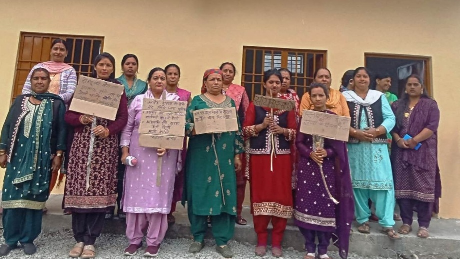 Women's group demanded an end to the illegal sale of liquor in the village HIMACHAL HEADLINES