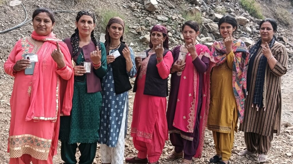 95-year-old Krishnanand, 94-year-old Balakram Nirmohi and Sundar Singh cast their votes HIMACHAL HEADLINES