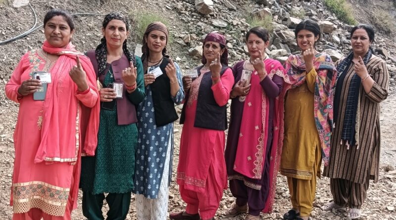 95-year-old Krishnanand, 94-year-old Balakram Nirmohi and Sundar Singh cast their votes HIMACHAL HEADLINES