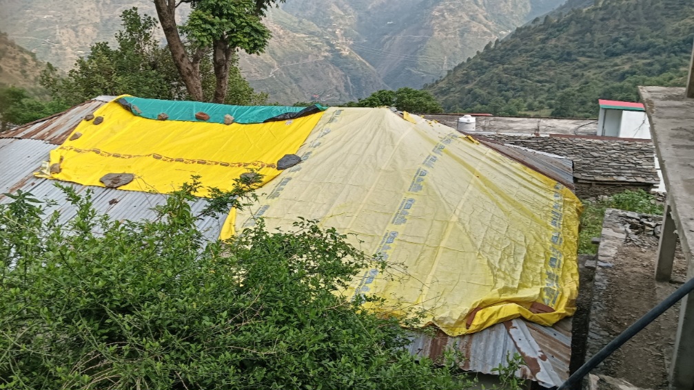 Patwar Bhawan in Peeran has been shedding tears of misery for years Patwar Bhawan in Peeran has been shedding tears of misery for years HIMACHAL HEADLINES
