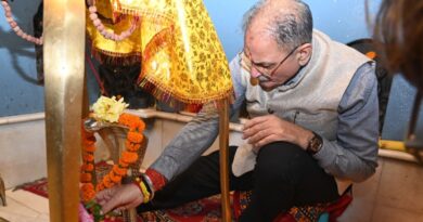 Governor Gupta pays obeisance at Baijnath Temple in Kangra