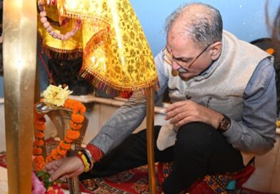 Governor Gupta pays obeisance at Baijnath Temple in Kangra