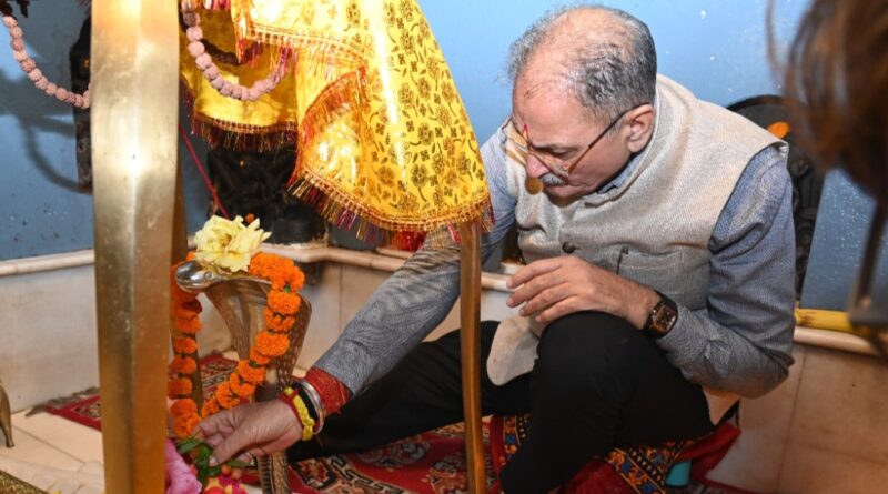 Governor Gupta pays obeisance at Baijnath Temple in Kangra