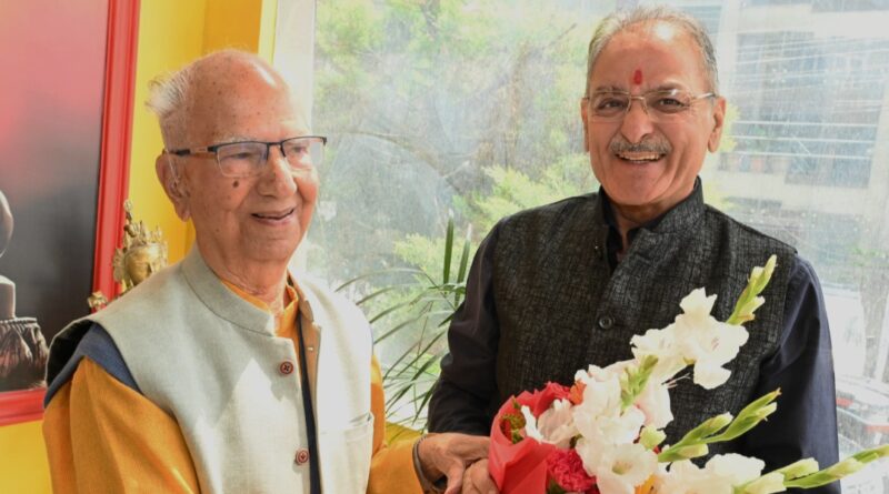Governor Gupta calls on former CM Shanta Kumar