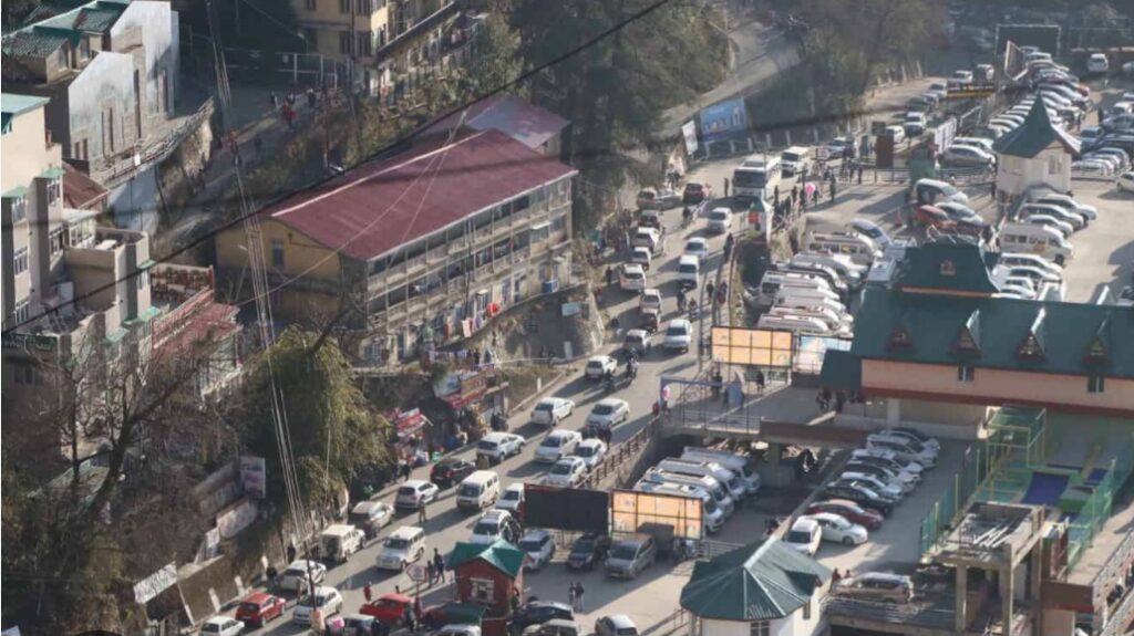 Tourist Rush Brings Record Traffic Inflow to Shimla, Police Manage Congestion Amid Road Repairs HIMACHAL HEADLINES