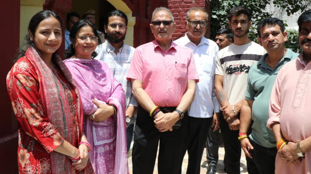 Governor Gupta pays tribute to Pt. Prem Nath Dogra Governor Gupta pays tribute to Pt. Prem Nath Dogra HIMACHAL HEADLINES
