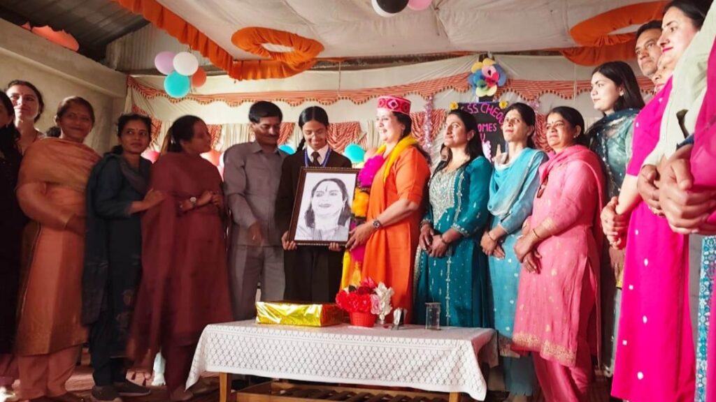 Rishi Chaitanya Ashram distributed free uniforms and shoes at Chiyog School Rishi Chaitanya Ashram distributed free uniforms and shoes at Chiyog School HIMACHAL HEADLINES