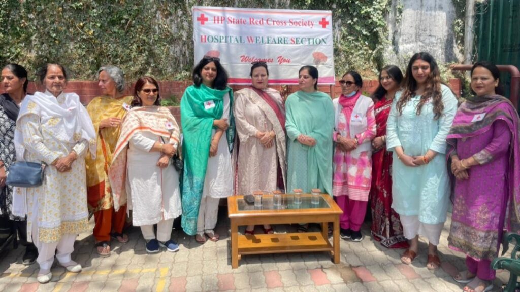 Lady Governor distributes fruits and sweets at mental rehabilitation centre Lady Governor distributes fruits and sweets at mental rehabilitation centre HIMACHAL HEADLINES