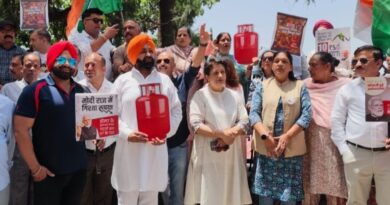 Congress staged a protest in front of the DC office Shimla against the rising inflation in the country HIMACHAL HEADLINES