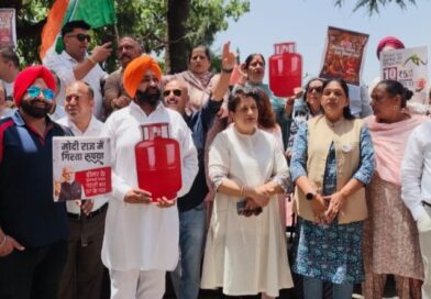 Congress staged a protest in front of the DC office Shimla against the rising inflation in the country
